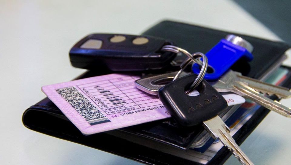 В июне водителям необходимо менять права категории B, даже если срок не истек - названа причина