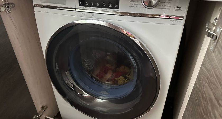 Кладу ложку этого копеечного средства в стиральную машину при каждой стирке: невероятный лайфхак — никакого волшебства, только наука