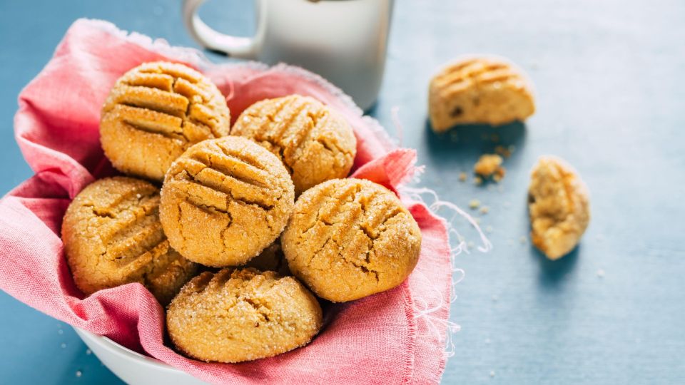 Засохшее печенье в вазочке станет как новое: так его спасают хитрые хозяйки