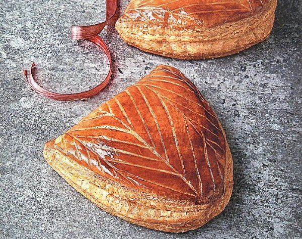 Слойки, которые согревают душу: шоссоны с яблоками и ревенем