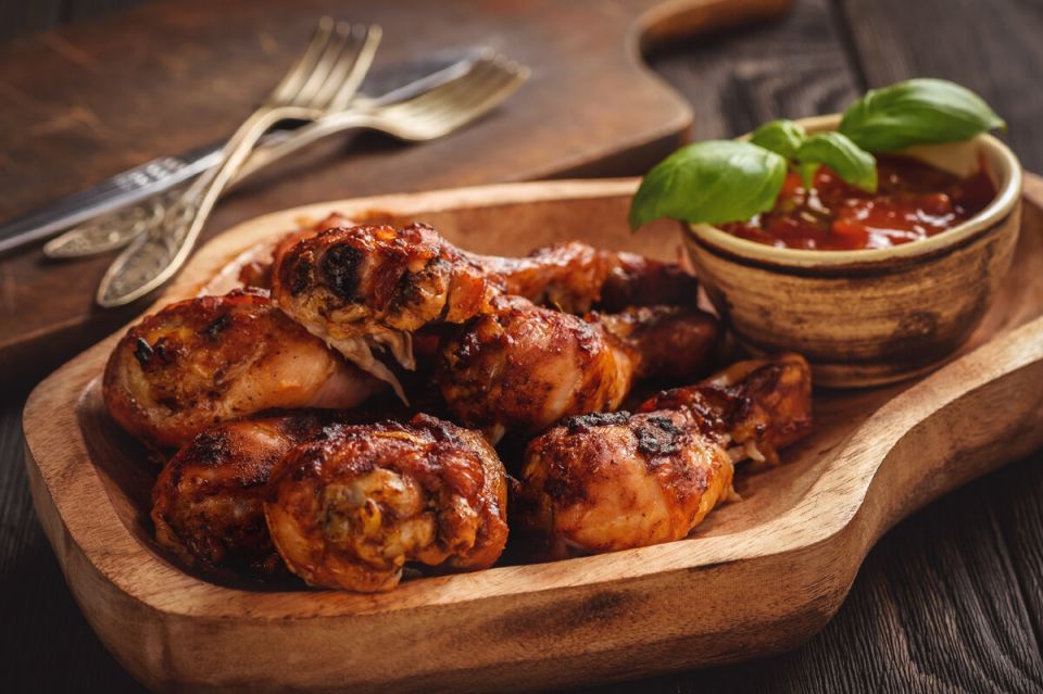 Куриные голени в духовке с грибами