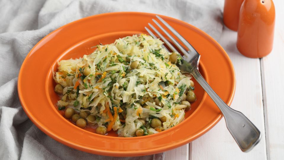 Навязчивый запах больше не перебьет аппетит: кулинарная хитрость с тушеной капустой