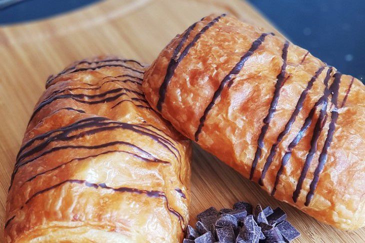 Как выпекать слойки, чтобы тесто не трескалось и начинка не вытекала: простой лайфхак