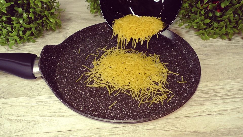 Нежный молочный суп с хрустящей вермишелью