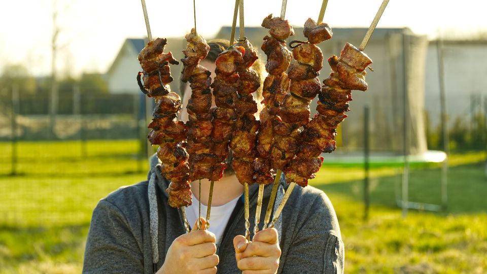 Пересушенный шашлык превратите в деликатес: вернуть мясу сочность поможет этот трюк