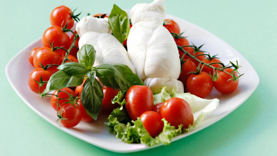 Сладкие помидоры и нежная моцарелла затмят овощные салаты: угостите родных деликатесом