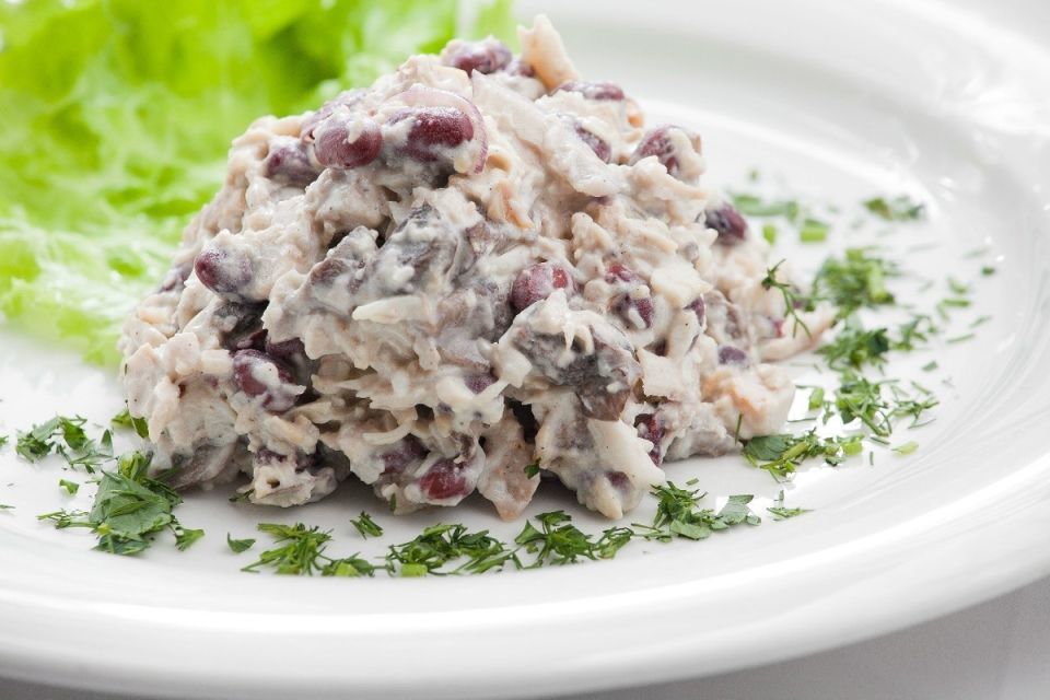 Салат «Лорд»: идеальное сочетание курицы, фасоли и грибов для вашего стола