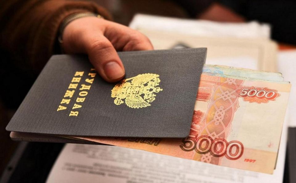 Работник оспорил зарплату из-за опечатки и выиграл 350 тысяч рублей