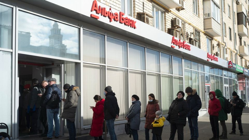 Клиенты Альфа-Банка массово выводят средства: причины и новые возможности