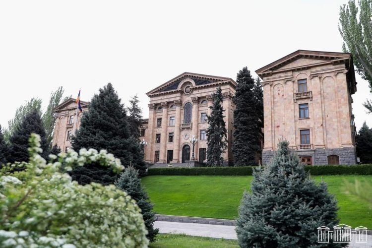 Оппозиция Армении требует признать политзаключенных: Гражданский договор выступает с контрдоводами