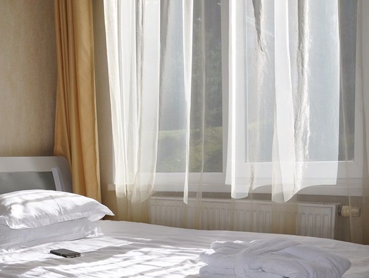 Занавеска сияет, а руки отдыхают: вот как отбелить пожелтевший тюль – возьмите 3 ингредиента