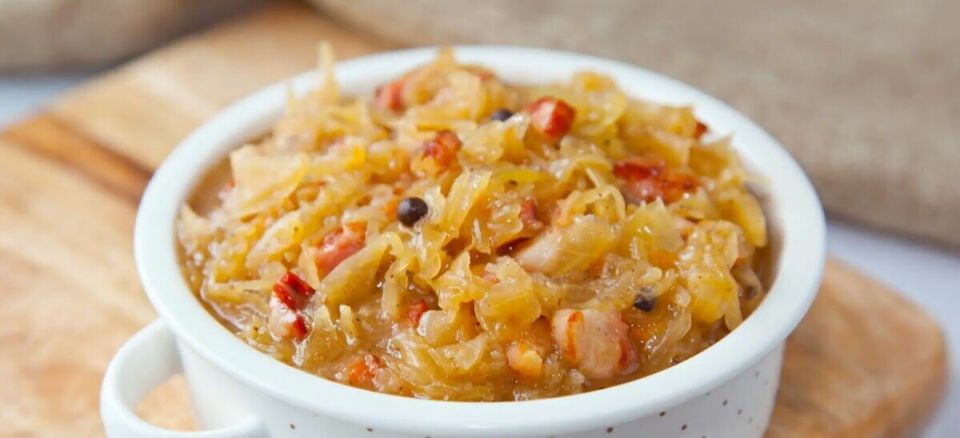 Тушеная капуста с копчеными колбасками: безумно вкусно и просто