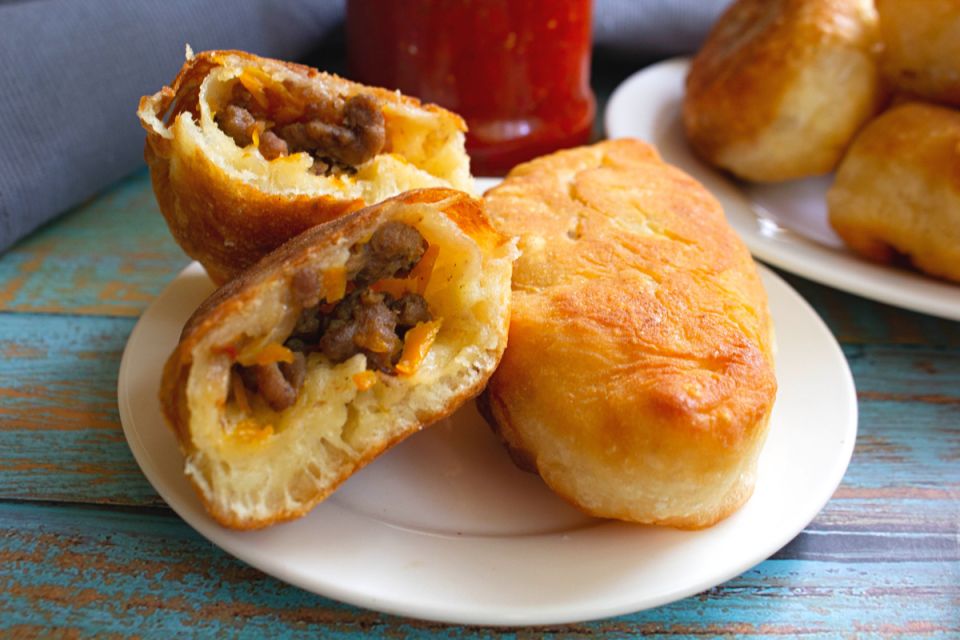 Закрытые пирожки с фаршем и овощами: как приготовить вкусное угощение на сковороде