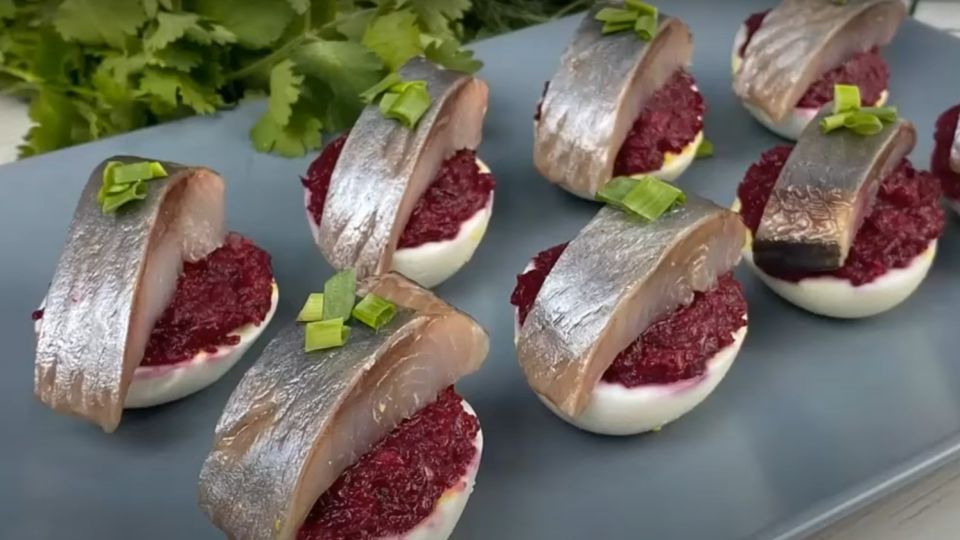 Такой селедки под шубой ни у кого не будет: приготовьте вместо салата эффектную закуску