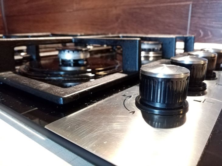 Чем отмыть газовую плиту, чтобы не покупать химию: это есть в каждом доме