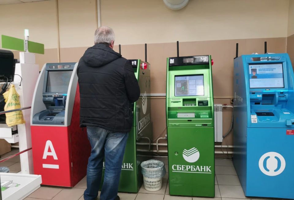 Почему в России закрываются банковские офисы: причины и последствия