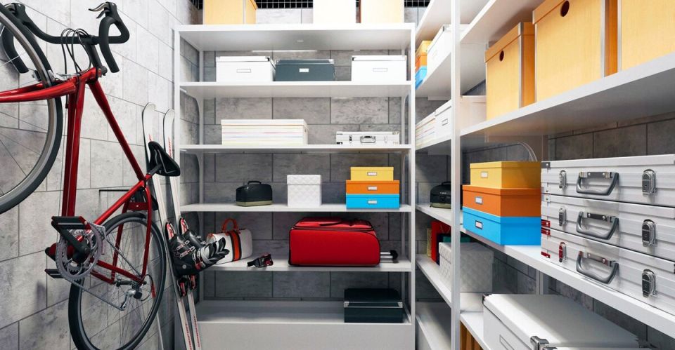 6 предметов, которые не стоит хранить в подвале или на чердаке