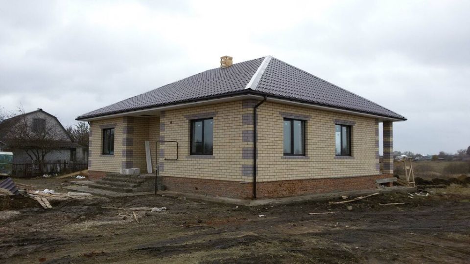 Удивительная история: женщина построила дом на участке соседа и теперь не знает, как быть