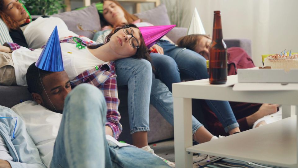 Как действовать, если соседи превратили жизнь в ад: способы решения проблем с недобросОВЕСТНЫМИ жильцами