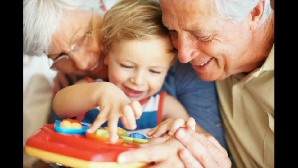 Зачем вписывать внуков в паспорта бабушек и дедушек и что это меняет