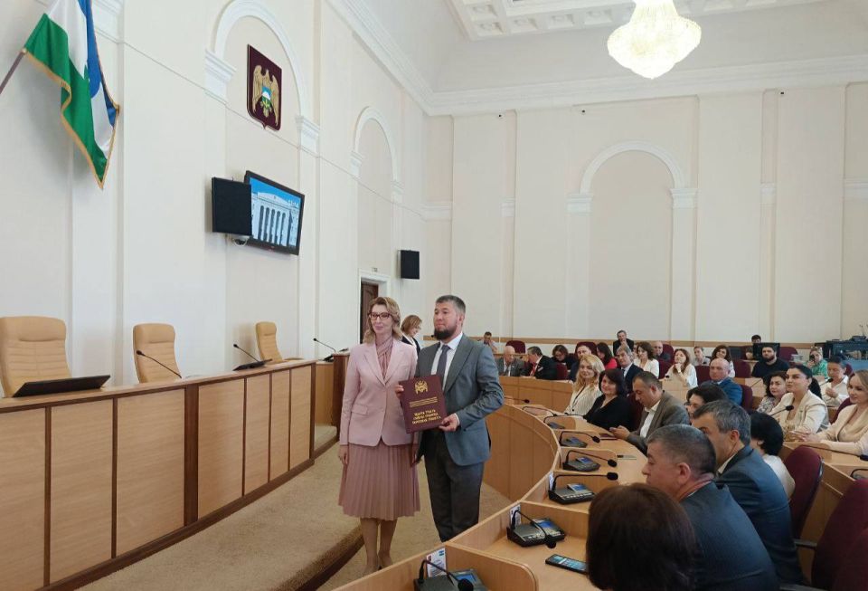 Прямо сейчас спикер Татьяна Егорова вручает награды парламента КБР жителям, которые внесли существенный вклад в развитие региона