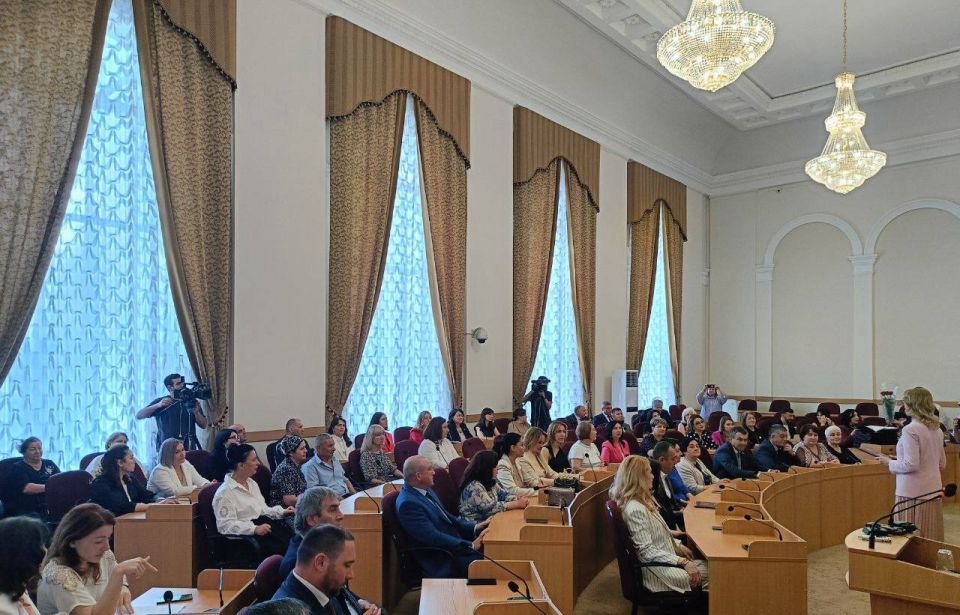 Прямо сейчас спикер Татьяна Егорова вручает награды парламента КБР жителям, которые внесли существенный вклад в развитие региона