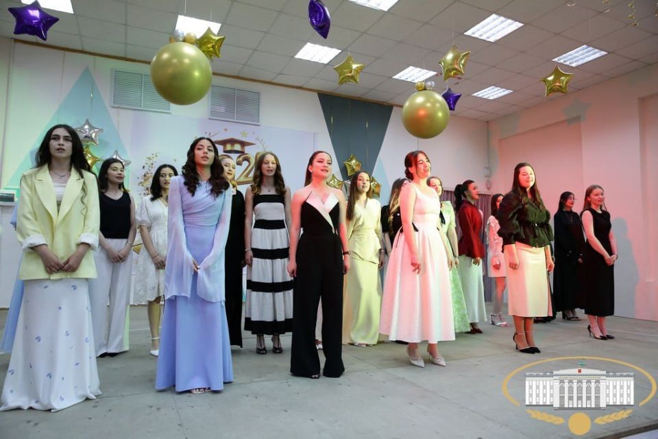 Сегодня выпускникам средней школы № 5 г. Нальчика в торжественной обстановке вручили аттестаты о среднем общем образования