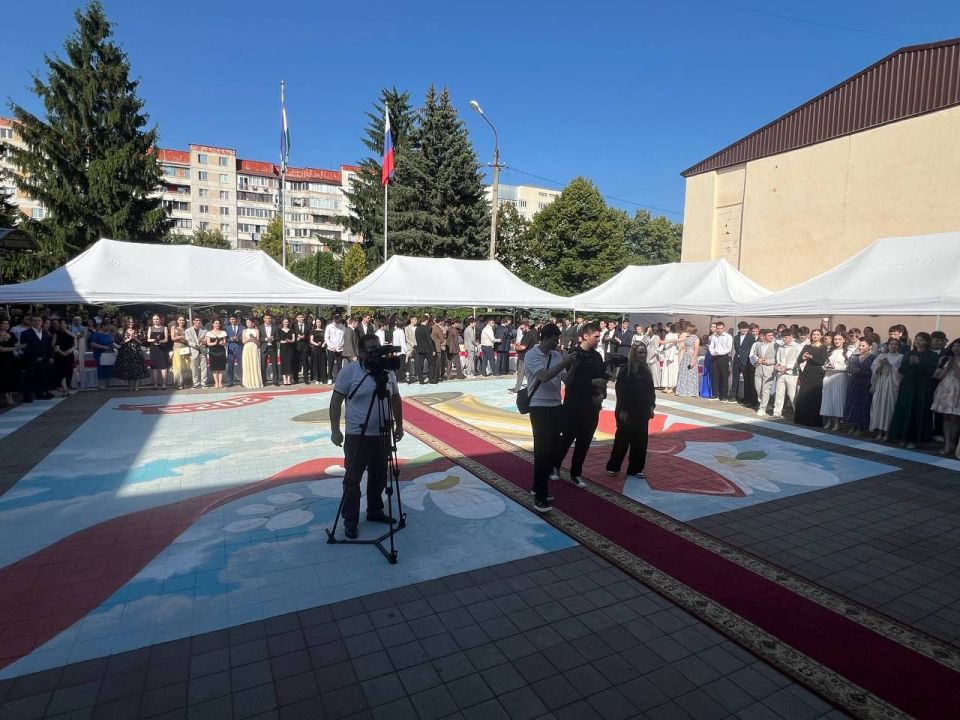 Выпускной в 14-й школе Нальчика проходит под открытым небом