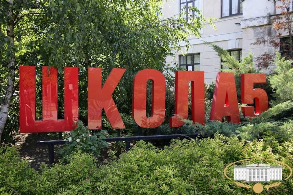 Сегодня выпускникам средней школы № 5 г. Нальчика в торжественной обстановке вручили аттестаты о среднем общем образования