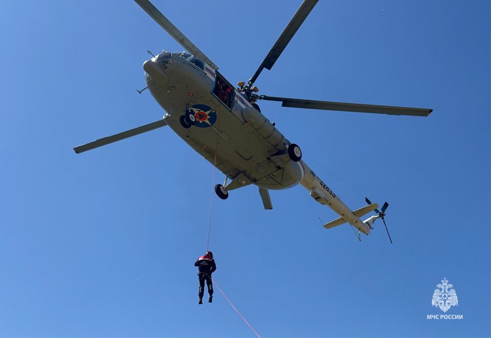 В Кабардино-Балкарии Эльбрусские спасатели десантировались с вертолета МЧС России