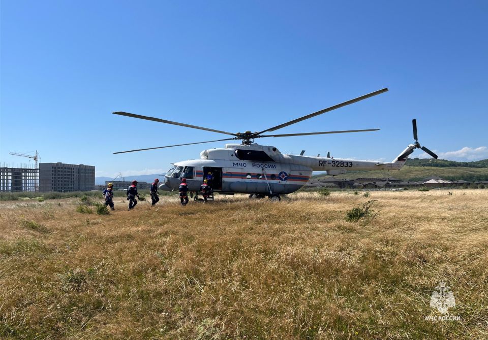 В Кабардино-Балкарии Эльбрусские спасатели десантировались с вертолета МЧС России