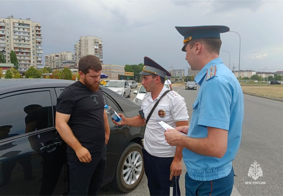 Сотрудники МЧС России и представители Госавтоинспекции призвали водителей быть внимательными на дорогах в условиях жаркой погоды