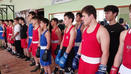 С воспитанниками спортшколы олимпийского резерва в Баксане, встретились представители тренерского штаба и старший тренер юниорской сборной России по боксу Виктор Супрун