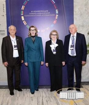 В рамках Конференции парламентарии посетили выставку декоративно-прикладного искусства, где были представлены работы местных мастеров