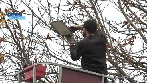 Дорожники Кабардино-Балкарии обновляют уличное освещение в Аргудане