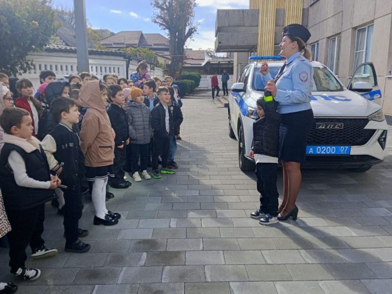 Автоинспекторы Кабардино-Балкарии провели акцию «Дорога без опасностей» для учеников начальных классов Автоинспекторы Кабардино-Балкарии провели акцию «Дорога без опасностей» для учеников начальных классов