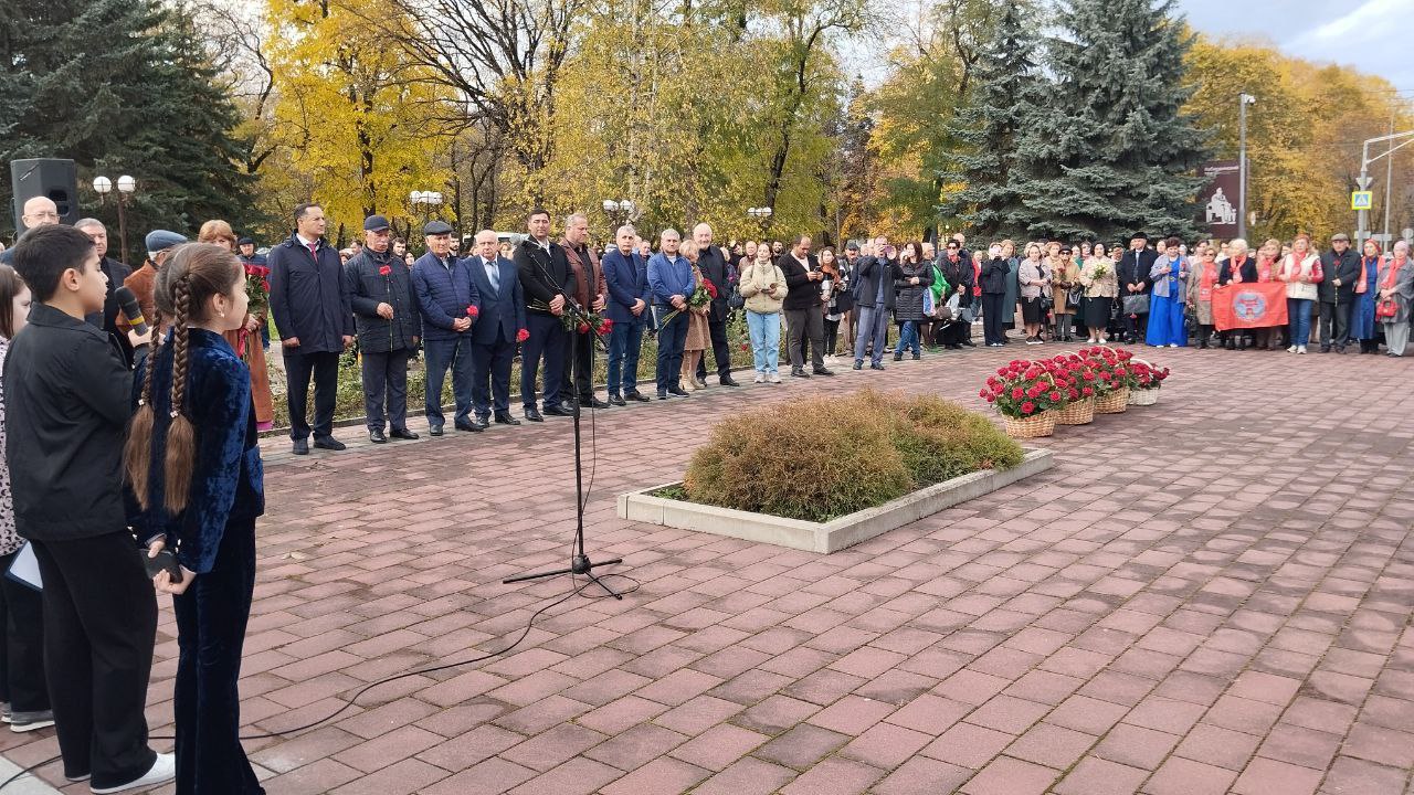 У памятника Али Шогенцукову проходит мероприятие, посвященное 125-летию со дня рождения великого поэта У памятника Али Шогенцукову проходит мероприятие, посвященное 125-летию со дня рождения великого поэта