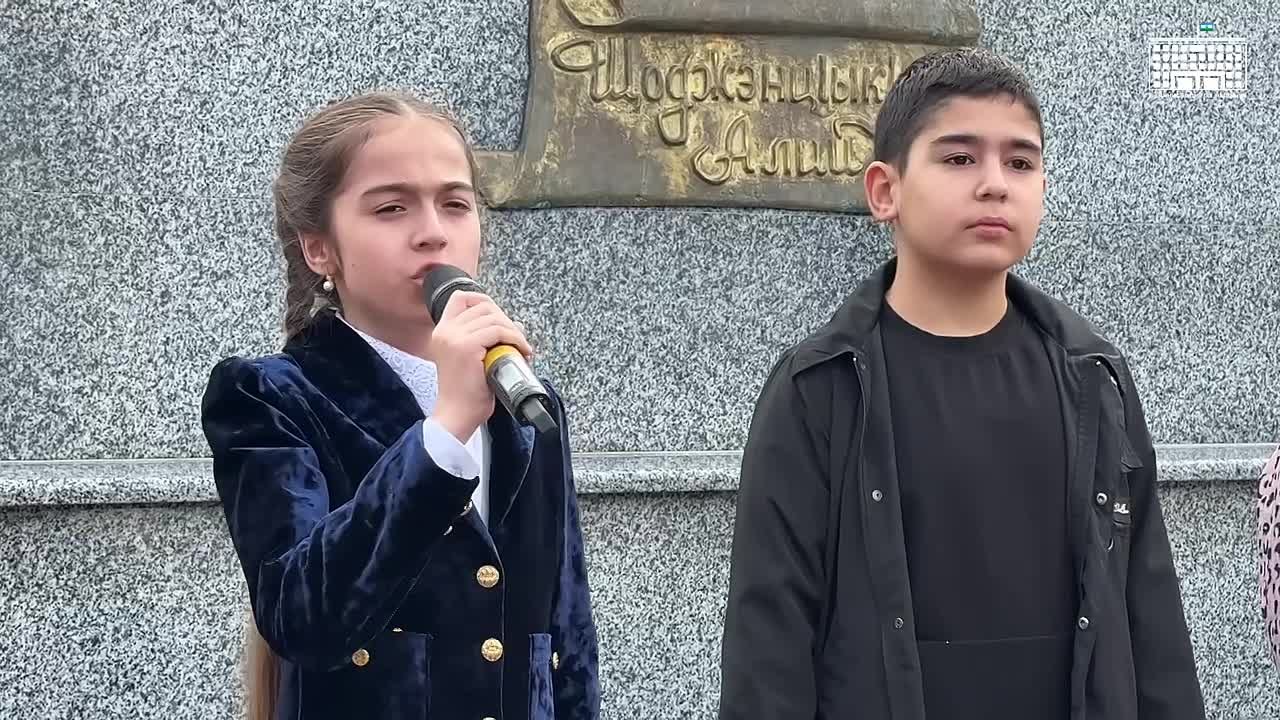 В Нальчике состоялась церемония возложения цветов к памятнику Али Асхадовича Шогенцукова, приуроченная к 125-летию со дня рождения
