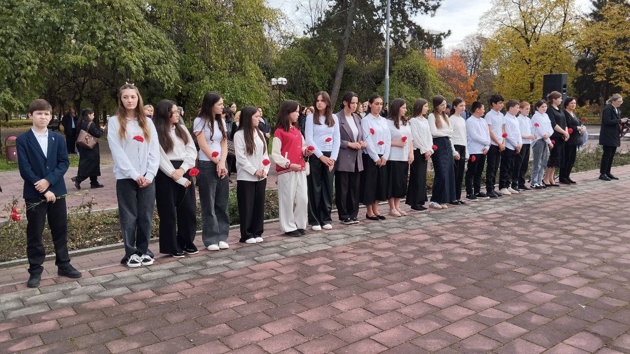 У памятника Али Шогенцукову проходит мероприятие, посвященное 125-летию со дня рождения великого поэта У памятника Али Шогенцукову проходит мероприятие, посвященное 125-летию со дня рождения великого поэта