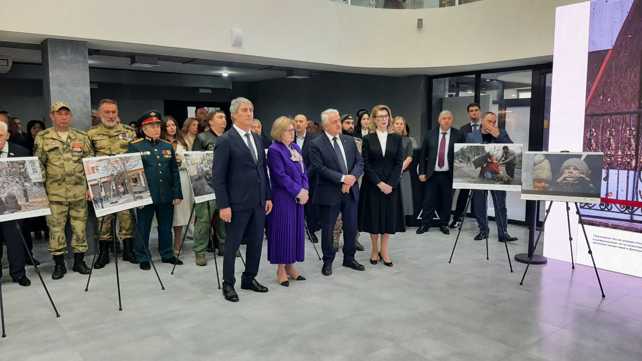 В республиканском Доме молодёжи проходит открытие фотовыставки "Хроники террора украинского неонацистского режима"