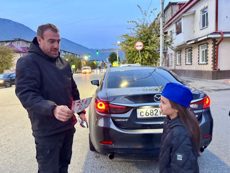 Автоинспекторы и их юные помощники провели на дорогах Кабардино-Балкарии акцию «Безопасность зависит от каждого!» Автоинспекторы и их юные помощники провели на дорогах Кабардино-Балкарии акцию «Безопасность зависит от каждого!»
