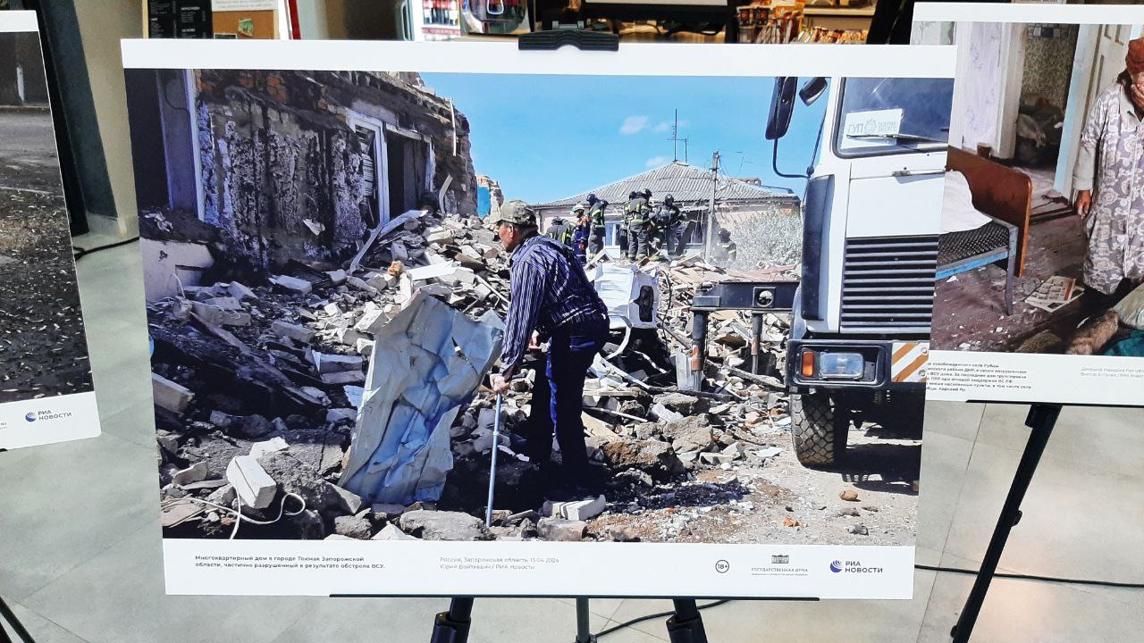 В республиканском Доме молодёжи проходит открытие фотовыставки "Хроники террора украинского неонацистского режима" В республиканском Доме молодёжи проходит открытие фотовыставки "Хроники террора украинского неонацистского режима"