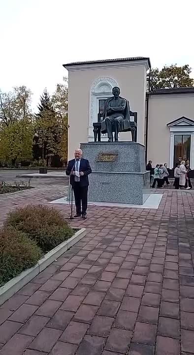 Церемония возложения цветов к памятнику поэта Али Шогенцукова по случаю дня его рождения