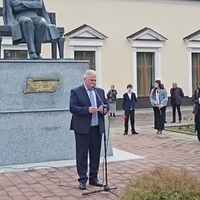 В Нальчике прошла церемония возложения цветов к памятнику основоположнику кабардинской литературы Али Шогенцукову