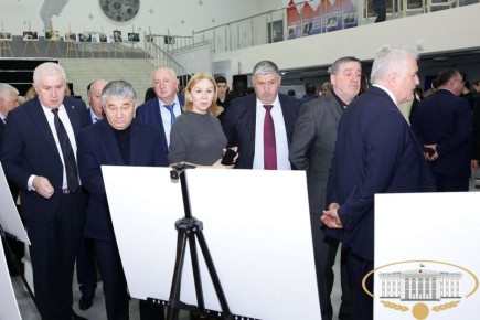 В Доме молодежи открылась фотовыставка "Хроники террора украинского неонацистского режима", организованная Парламентом КБР