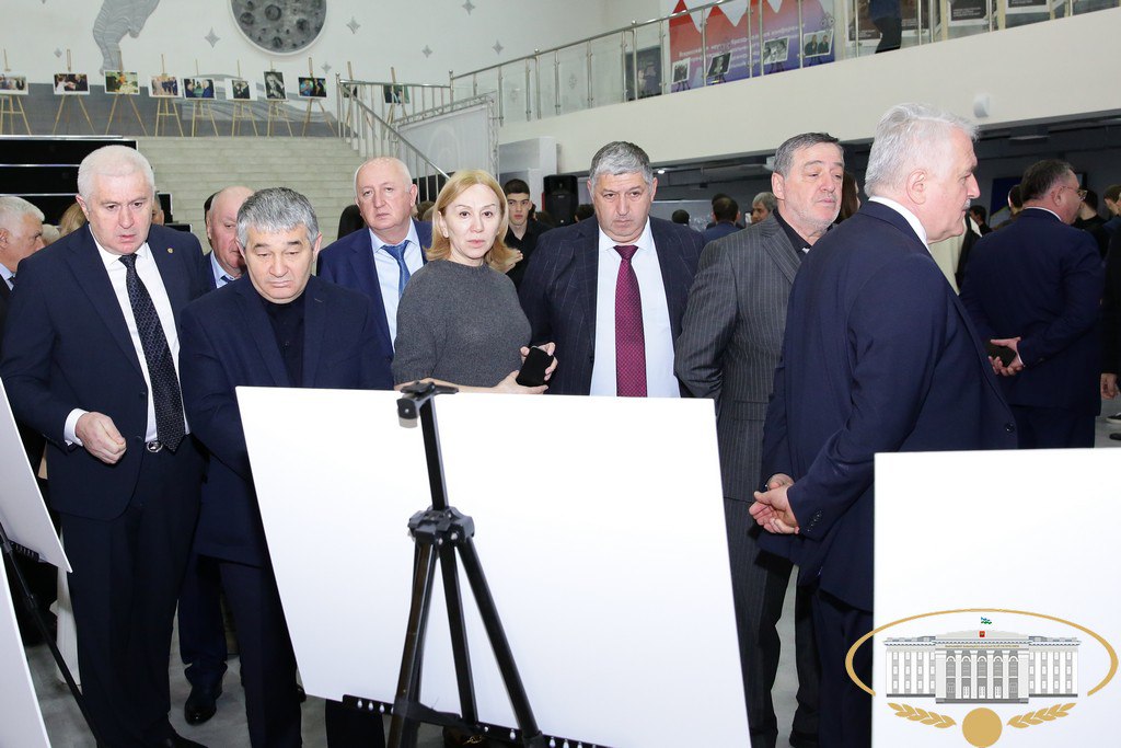 В Доме молодежи открылась фотовыставка "Хроники террора украинского неонацистского режима", организованная Парламентом КБР