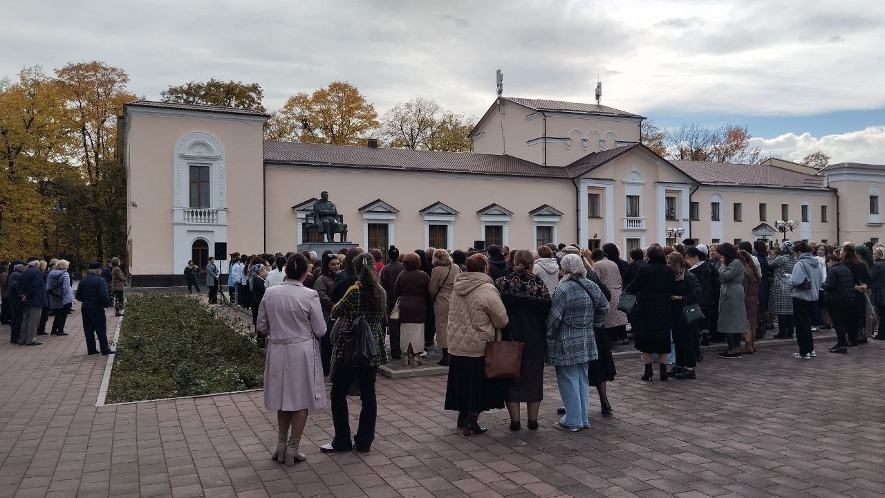 У памятника Али Шогенцукову проходит мероприятие, посвященное 125-летию со дня рождения великого поэта У памятника Али Шогенцукову проходит мероприятие, посвященное 125-летию со дня рождения великого поэта