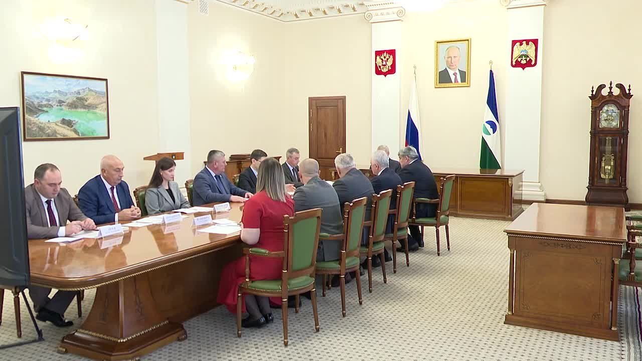 Полномочный представитель Президента Российской Федерации в Северо-Кавказском федеральном округе Юрий Чайка провёл рабочее совещание по организации Северо-Кавказского молодёжного форума "Сила в единстве"