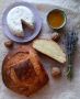 Домашний уют: как приготовить ароматный хлеб с медом и лавандой и мягкий сыр с грецкими орехами