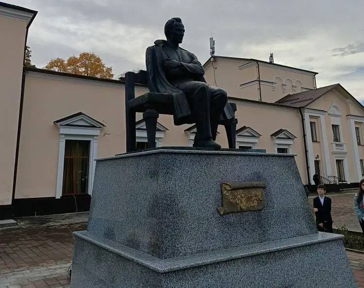 Прямо сейчас у памятника основоположника кабардинской литературы Али Шогенцукова подходит митинг, посвященный 125-летию со дня рождения писателя Прямо сейчас у памятника основоположника кабардинской литературы Али Шогенцукова подходит митинг, посвященный 125-летию со дня рождения писателя
